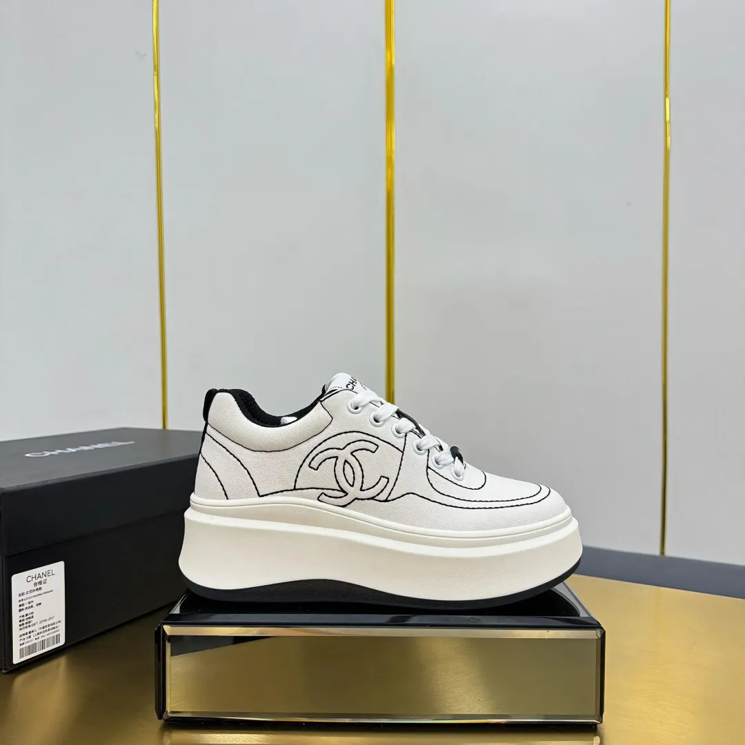 👟👟Ex-factory price 600👟👟 Upgraded version, upgraded version, upgraded version! No rebuttal accepted! ! ! ! Chanel Chanel panda shoes! 2025 counter's top casual sports shoes. This classic design; the upper is electro-embroidered with a variety of techniques; the outsole is fashionable and sporty; the unusual inclusion of a variety of color matching elements... The diversified mix and match is very good-looking and versatile, and can be used for leisure, fashion, sports, and outdoor... ꫛꫀꪝ Go➫ Materials: ❶Upper made of: original imported first-layer silk cowhide + original waterproof cloth + original first-layer cowhide ❷Inner lining: Original Yangli+Net ❸Outsole based on: Original TPU combination outsole Counter boutique packaging complete set for women 35–41 👉 👉